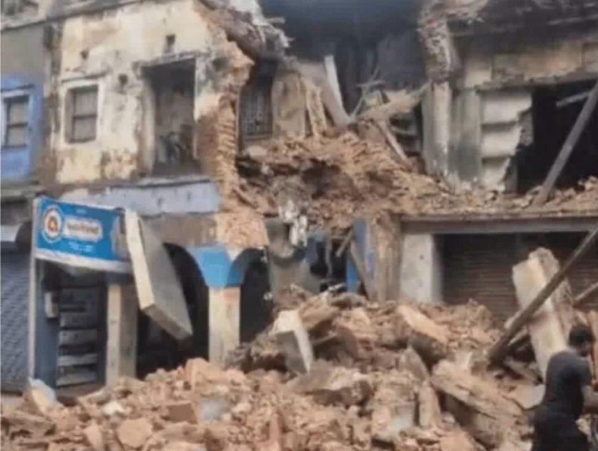 आगरा में बारिश का कहर, बेलनगंज में भरभराकर गिरा जर्जर दोमंजिला मकान, हादसा टला