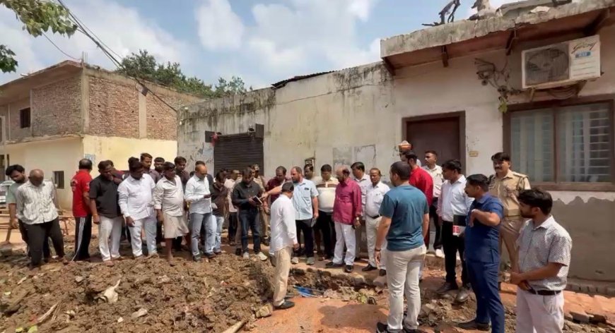 बारिश में धंसी सड़क तो एक्शन में आए कैबिनेट मंत्री योगेंद्र उपाध्याय, अधिकारियों की लगाई क्लास