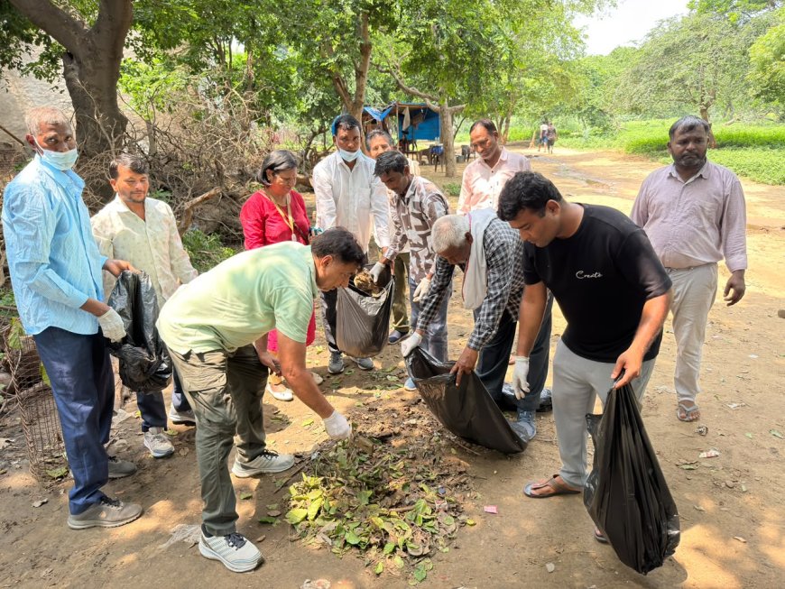 गिरिराज जी की तलहटी में गूंजा स्वच्छता का संकल्प, श्रद्धालुओं के साथ स्वयंसेवकों ने किया श्रमदान; ब्रज को स्वच्छ बनाने का दिया संदेश