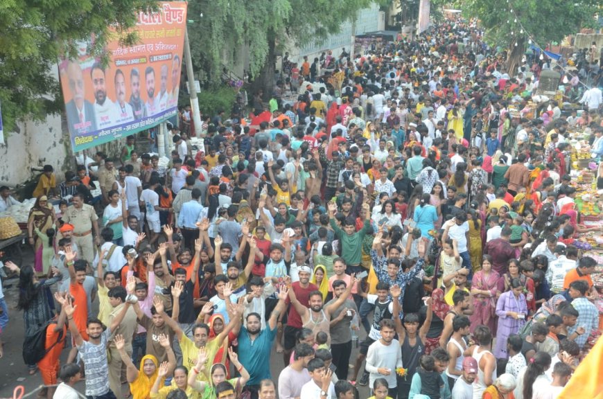 बम भोले और हर-हर महादेव के जयकारों से गूंज रहे आगरा के शिवालय, दूसरे सोमवार पर बल्केश्वर महादेव पर लगा मेला, शिवभक्तों ने रात भर परिक्रमा कर सुबह किया बल्केश्वरनाथ का जलाभिषेक, बटेश्वरनाथ, श्रीमनःकामेश्वरनाथ सहित अन्य शिवालयों में भी उमड़ रहा आस्था का सैलाब