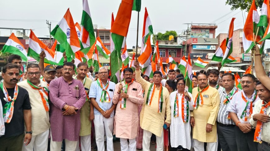 भाजपा की तिरंगा यात्रा, भारत माता के जयकारों और वंदे मातरम् से गूंजा आगरा का अर्जुन नगर