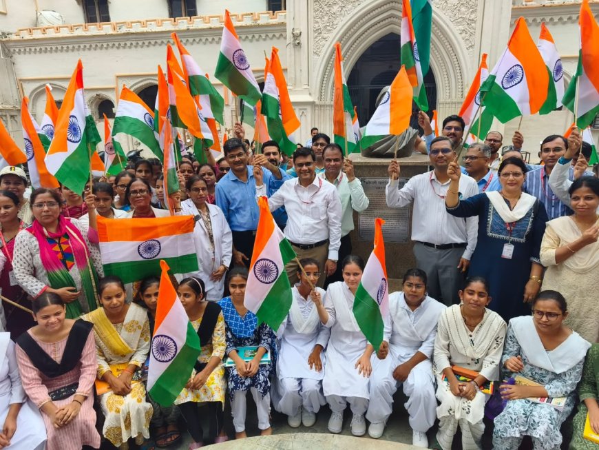 एसएन मेडिकल कॉलेज में लहराया तिरंगा, शिक्षक-छात्रों ने निकाली तिरंगा रैली