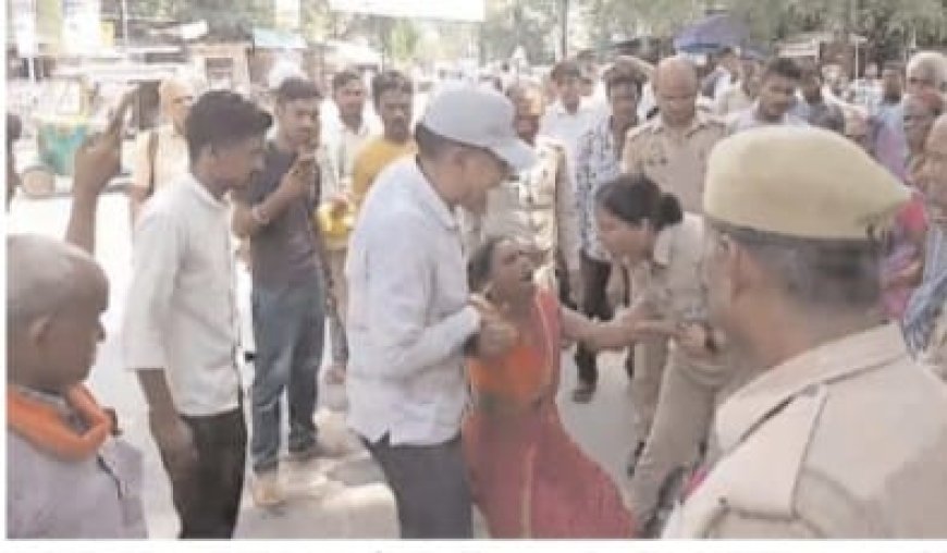 बरेली कलेक्ट्रेट गेट पर दो महिलाओं ने किया पेट्रोल छिड़ककर आत्मदाह का प्रयास, प्लॊट पर कब्जे के मामले में कार्रवाई न होने से नाराज थीं