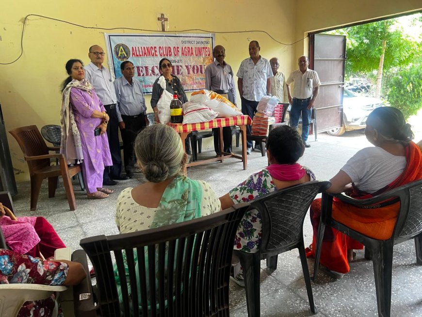 विधवा आश्रम में एलायंस क्लब आगरा यूनाइटेड ने बढ़ाया सेवा का हाथ