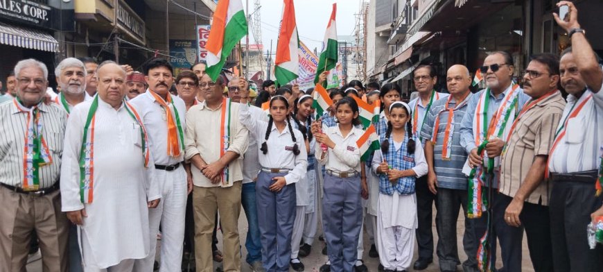 तिरंगे के रंग में रंगा आगरा, जूता कारोबारियों की यात्रा और महिलाओं की गोष्ठी में गूंजा राष्ट्रप्रेम