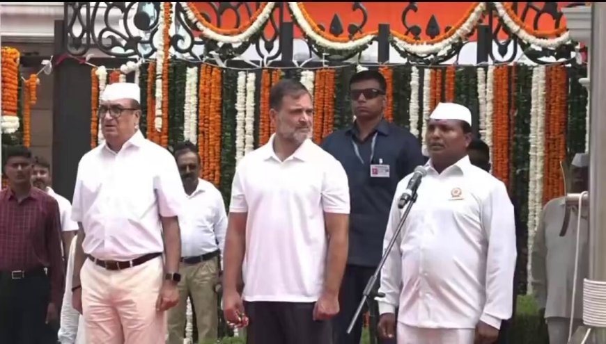 वंदे मातरम् गाते समय तीसरा अंतरा शुरू होते ही असहज हुए राहुल, खरगे और सोनिया गांधी, स्वतंत्रता दिवस पर कांग्रेस मुख्यालय से सामने आए वीडियो में साफ दिख रही कांग्रेस नेताओं की नाराजगी