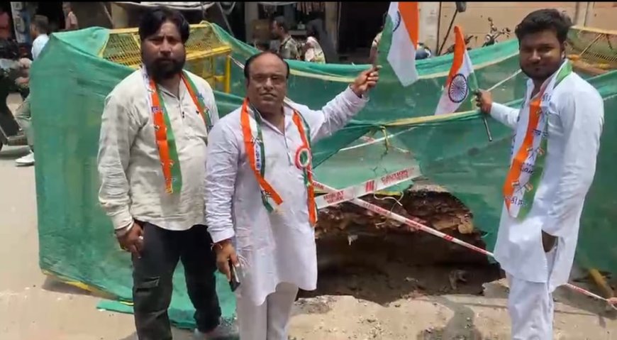आगरा की न्यू राजामंडी कॊलोनी में सड़क पर 20 फीट गहरा गड्ढा, सपा नेता ने यहीं पर फहराया तिरंगा