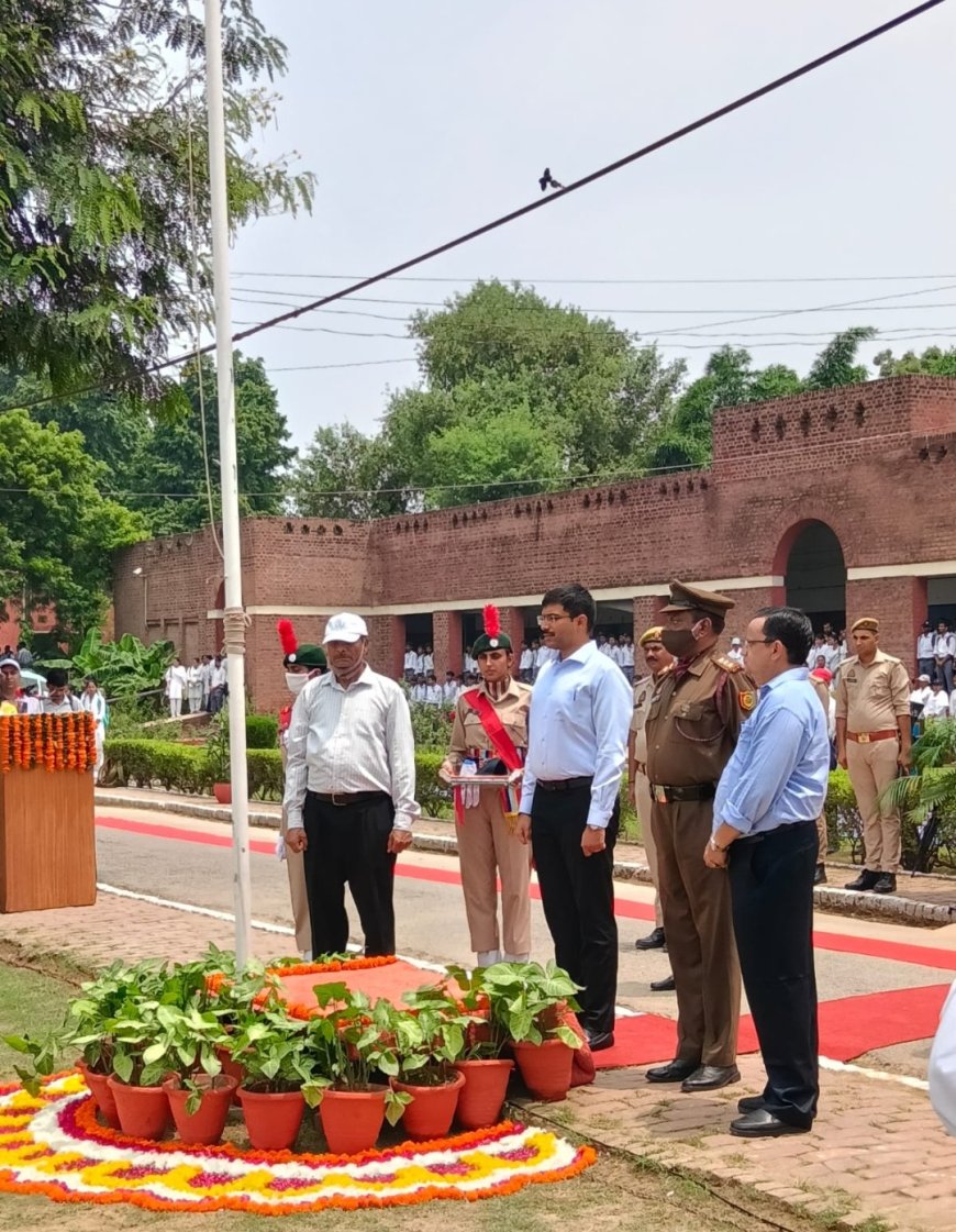 स्वतंत्रता दिवस पर देशभक्ति से सराबोर रहा आगरा, डीईआई में राष्ट्र-निर्माण का संदेश; शहर में तिरंगा रैलियों और ध्वजारोहण से गूंजा देशप्रेम