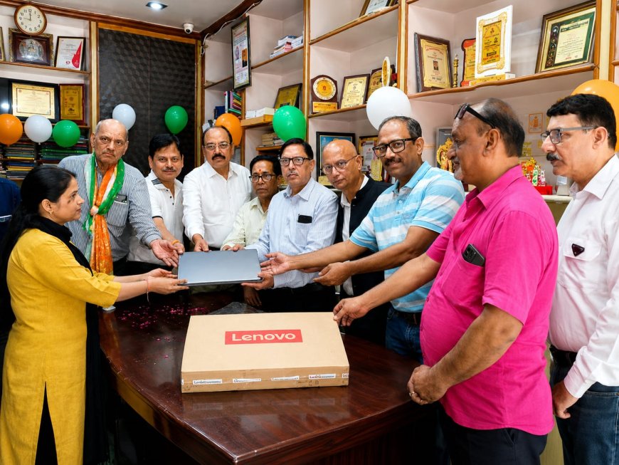 स्वाधीनता दिवस पर नेत्रहीन मेधावी श्वेता को मिला स्क्रीन रीडर लैपटॉप, आत्मनिर्भरता की राह हुई आसान