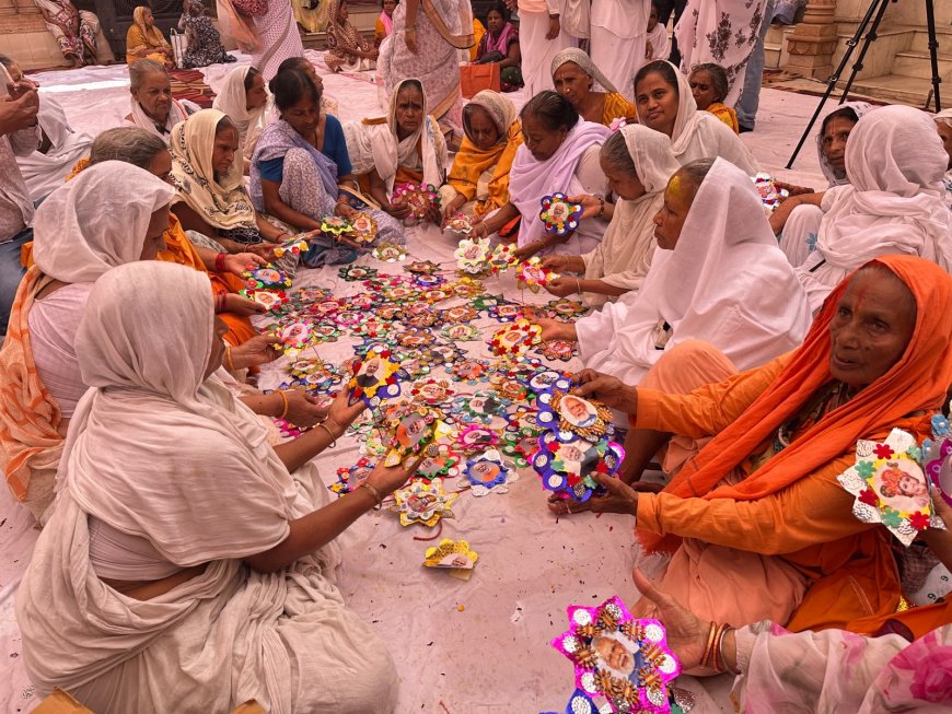 वृंदावन की विधवा माताओं ने प्रधानमंत्री मोदी के लिए बनाईं 1100 विशेष राखियां, पांच माताएं दिल्ली जाकर बांधेंगी ‘भाई’ को राखी