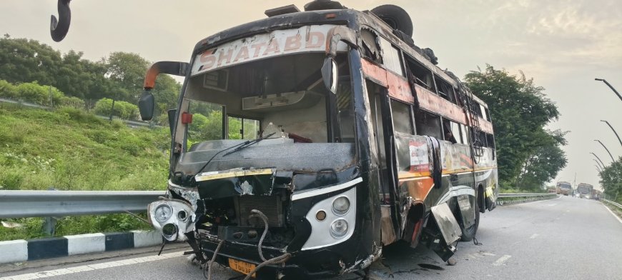 आगरा-लखनऊ एक्सप्रेसवे पर डबल डेकर बस पलटी, एक यात्री की मौत, दो दर्जन घायल