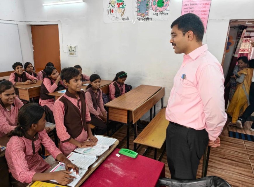 जनसुनवाई खत्म होते ही स्कूलों पर डीएम का धावा, छात्राओं से सीधे लिया पढ़ाई-खाने और सुरक्षा का हिसाब