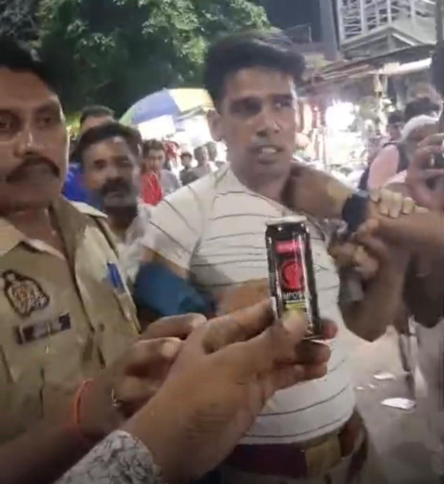 आगरा कैंट स्टेशन पर आधी पुलिस वर्दी में युवक का हंगामा, चार युवकों पर किया स्प्रे