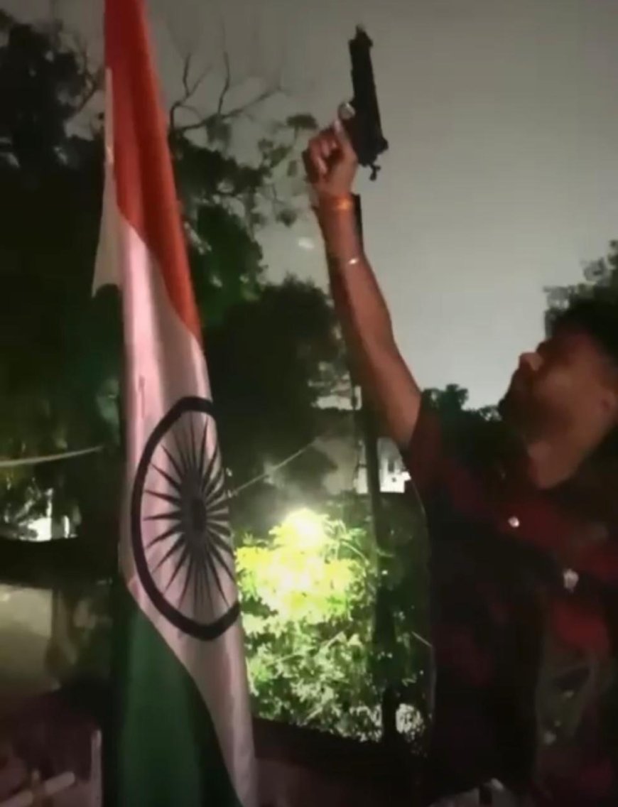 एक हाथ में तिरंगा,दूसरे हाथ में हथियार, ‘वंदे मातरम’ बोलकर युवक ने की फायरिंग, वीडियो वायरल