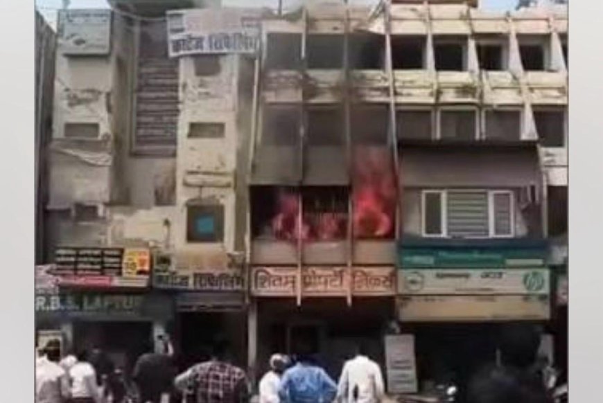 संजयप्लेस में फ्लेक्स के गोदाम में भड़की आग, लाखों का सामान जलकर राख