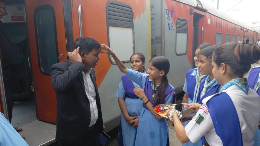 रक्षाबंधन पर मुरादाबाद रेल मंडल में गूंजा ‘संरक्षाबंधन’ का संदेश, रेलकर्मियों को राखी बांध यात्रियों ने लिया सुरक्षित यात्रा का संकल्प
