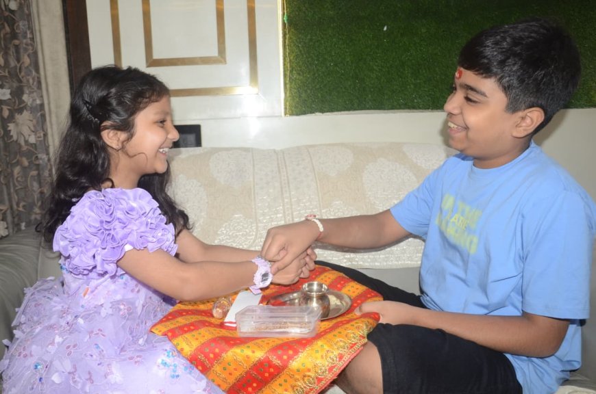 रक्षाबंधन पर आगरा में उमड़ा भाई-बहन का स्नेह, सड़कों पर भारी भीड़ और जाम, घेवर की दुकानों पर भी टूट पड़े खरीदार, जेल में बंद भाइयों को भी राखी बांधने पहुंचीं बहनें