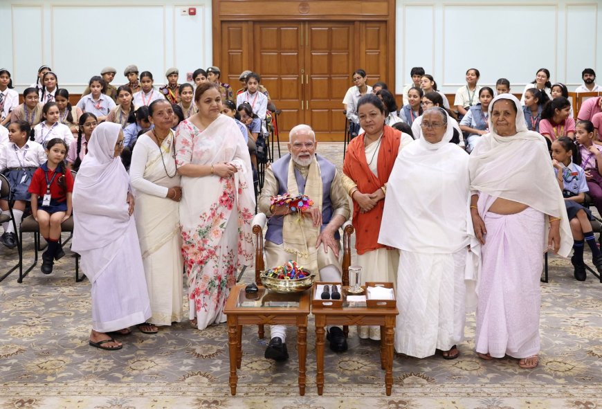 वृंदावन-वाराणसी की पांच विधवा माताओं ने प्रधानमंत्री मोदी को बांधी राखी, 1100 से अधिक राखियों में झलका भाई-बहन का स्नेह