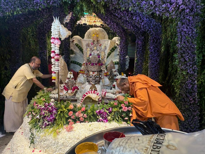 रक्षाबंधन पर आगरा में आस्था और अपनत्व का अनूठा संगम, मंदिरों में विशेष श्रृंगार, रजत वासुकी की शैया पर बाबा श्रीमनःकामेश्वरनाथ के दर्शन, टीयर्स के बच्चों ने बांधी डीएम को राखी