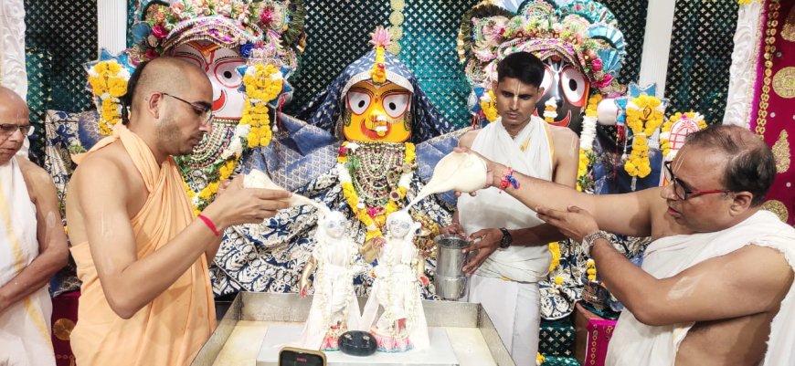 हरिनाम संकीर्तन से गूंजा आगरा का श्रीजगन्नाथ मंदिर, बलराम पूर्णिमा पर फूल बंगले में हुए भगवान के दर्शन