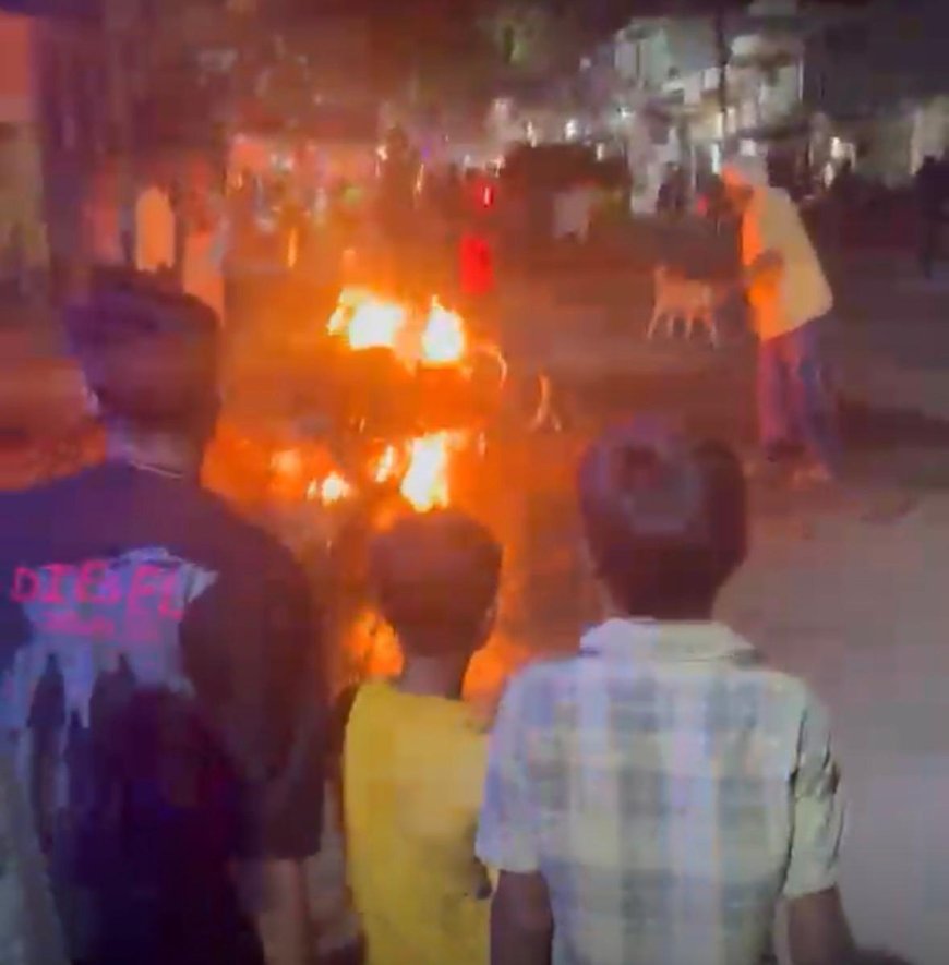 चलती बुलेट बनी आग का गोला, मची अफरा-तफरी, राहगीरों ने समय रहते बुझाई लपटें