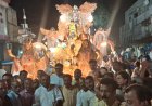 हाइड्रोलिक रथ पर सवार दशानन ने लहराई तलवार, गूंजा अट्टहास, आगरा में निकली रावण की भव्य सवारी
