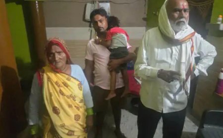 ट्रैक पर लेट गया पूरा परिवार और 5 मिनट बाद आ गई तेज रफ्तार ट्रेन, पुलिस ने बचाईं चार जिंदगियां