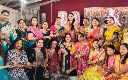कान्हा की मेहंदी से आगरा के महालक्ष्मी मंदिर में सजा भक्ति का रंग, वल्लभा बैंड के भजनों पर झूमे श्रद्धालु