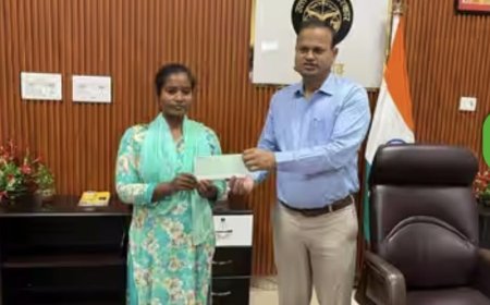 पिता की मौत के बाद पढ़ाई पर संकट, डीएम ने छात्रा की सुनी गुहार; सात दिन में एक लाख की मदद और मुफ्त बस पास