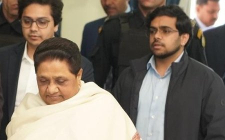 तीसरी बार आकाश आनंद पर गिरी मायावती की गाज, क्या बसपा में शुरू हो गया उत्तराधिकारी बदलने का खेल?, बैठक में ईशान आनंद की मौजूदगी से उठे सवाल