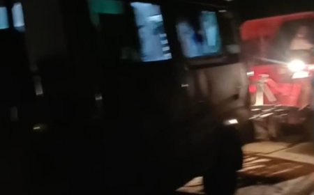 आगरा में सिस्टम की सड़क पर मौत का गड्ढा! प्रसूता को लेने पहुंची एंबुलेंस दो घंटे फंसी रही, घंटों की देरी के बाद प्रसव में मृत बच्ची का जन्म   