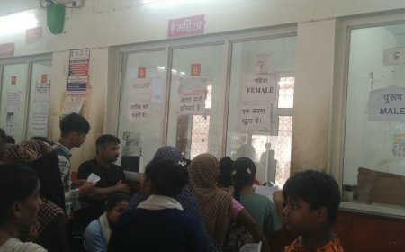 एसएन मेडिकल कॉलेज की व्यवस्थाओं पर उठे सवाल, काउंटरों की कमी, जांच में देरी और दवाओं की व्यवस्था खस्ताहाल