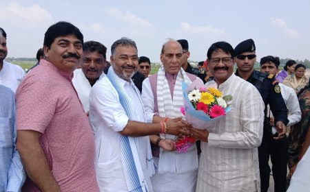राजनाथ ने कार्यकर्ताओं में भरा चुनावी जोश, बोले-समर्पित कार्यकर्ताओं ने भाजपा को बनाया विश्व की सबसे बड़ी पार्टी, आगरा में आम कार्यकर्ताओं से मिले रक्षा मंत्री, आगामी विधानसभा चुनाव में विपक्ष की जमानत जब्त कराने का किया आह्वान
