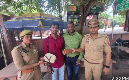 ताजमहल पर पर्यटक का गुम बैग बरामद, महिला आरक्षी की नजर पड़ी तो बचा पूरा सामान