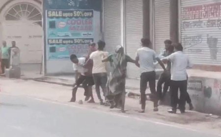 आगरा में बीच बाजार चले लात-घूसे, महिला बचाती रही, नहीं रुके हमलावर