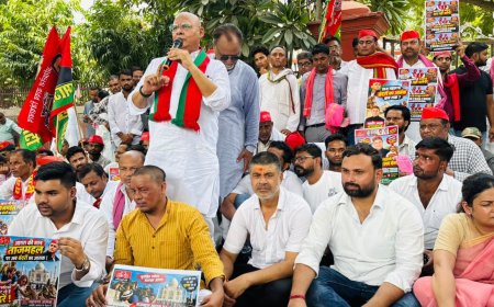 आगरा की जनता के लिए महीने में एक दिन ताजमहल फ्री करो, महानगर सपा ने हल्ला बोल के तहत एएसआई कार्यालय घेरा, बंदरों के आतंक, पर्यटकों की सुरक्षा और बदहाल सुविधाओं के मुद्दे उठाए