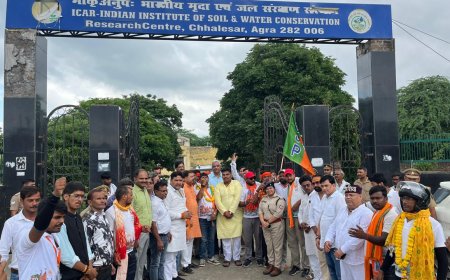 वाराणसी से वडनगर की 2000 किमी सेवा यात्रा आगरा पहुंची, जनप्रतिनिधियों ने किया स्वागत, नगर निगम में गंगाजल कलश के दर्शन के साथ सेवा का संकल्प