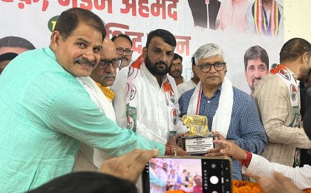 सपा को झटका, आगरा के पूर्व छात्र नेता डॉ. मदन मोहन शर्मा ने थामा कांग्रेस का हाथ