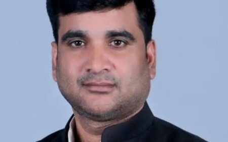 पूर्व सपा जिलाध्यक्ष ने बढ़ाई सियासी हलचल, कांग्रेस दफ्तर के बाहर दिखे तो उठे कई सवाल