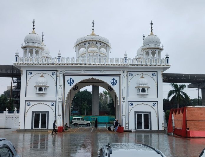आगरा के ऐतिहासिक गुरुद्वारा गुरु का ताल में दो साल की कार सेवा के बाद खुली दर्शन ड्योढ़ी, कीर्तन-परिक्रमा और अरदास के साथ संगत को समर्पित हुआ मुख्य प्रवेश द्वार   
