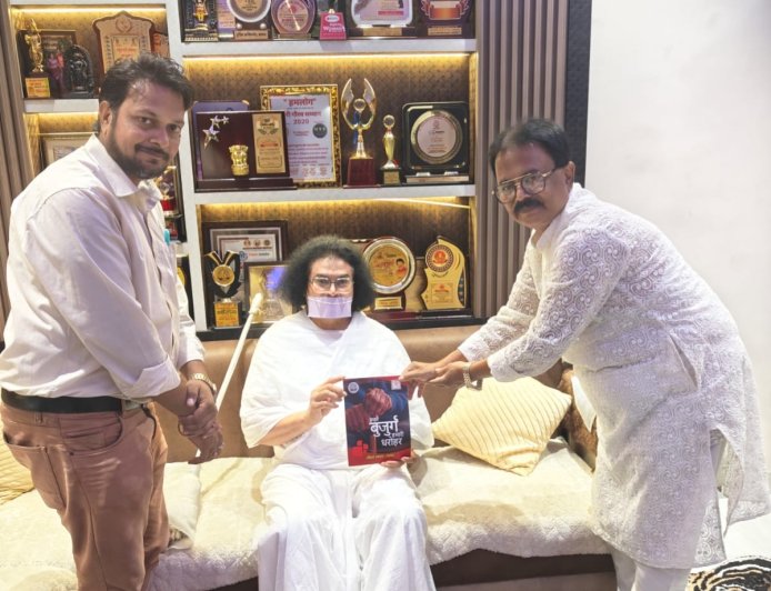 ‘हमारे बुजुर्ग-हमारी धरोहर’ पुस्तक भेंट, आचार्य लोकेश महाराज ने कहा—युवा देश की धरोहर, शांति का प्रचार और अमल वक्त की जरूरत