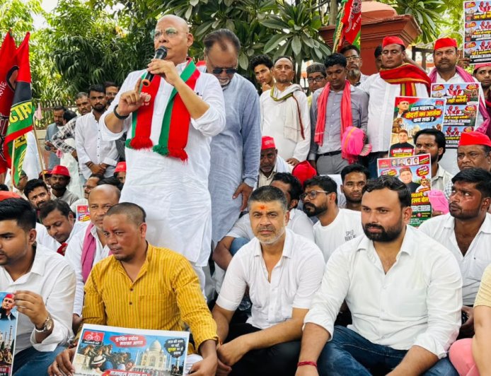 आगरा की जनता के लिए महीने में एक दिन ताजमहल फ्री करो, महानगर सपा ने हल्ला बोल के तहत एएसआई कार्यालय घेरा, बंदरों के आतंक, पर्यटकों की सुरक्षा और बदहाल सुविधाओं के मुद्दे उठाए