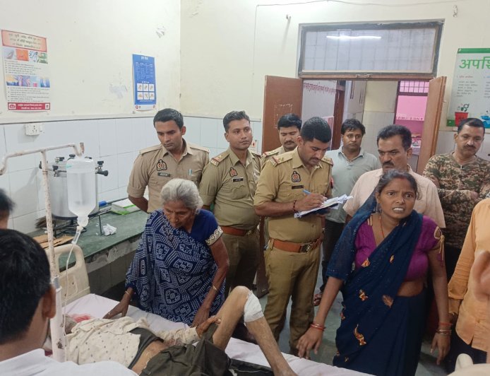 आगरा के बाह और पिनाहट में हादसेः किसान की अज्ञात वाहन की टक्कर से मौत; बरामदा गिरने से दर्जनभर से अधिक घायल