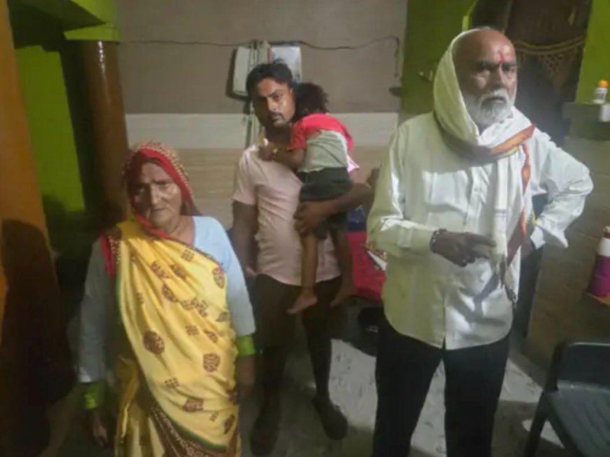 ट्रैक पर लेट गया पूरा परिवार और 5 मिनट बाद आ गई तेज रफ्तार ट्रेन, पुलिस ने बचाईं चार जिंदगियां