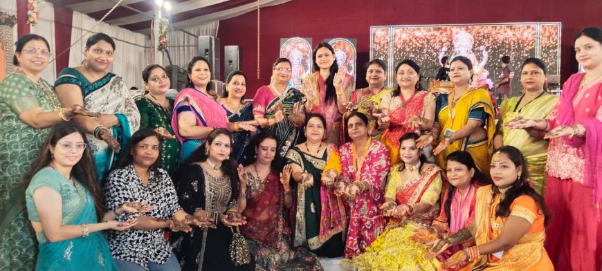 कान्हा की मेहंदी से आगरा के महालक्ष्मी मंदिर में सजा भक्ति का रंग, वल्लभा बैंड के भजनों पर झूमे श्रद्धालु