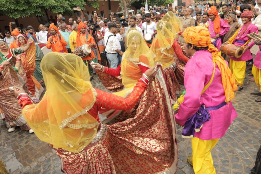 श्रीकृष्णोत्सव में दूसरे दिन दिखा ब्रज का रंग, मयूर नृत्य से बीन की धुन तक लोक कलाओं ने बांधा समां