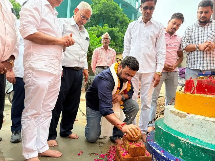 छीपीटोला में 25 लाख से बनेगी सीसी सड़क, नवीन जैन की सांसद निधि से हुआ विकास कार्य का शुभारंभ
