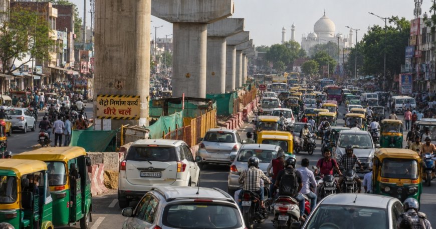 ताज का शहर या जाम का अखाड़ा? आगरा की सड़कों पर ट्रैफिक व्यवस्था बेपटरी, मेट्रो निर्माण ने मुसीबत और बढ़ा दी