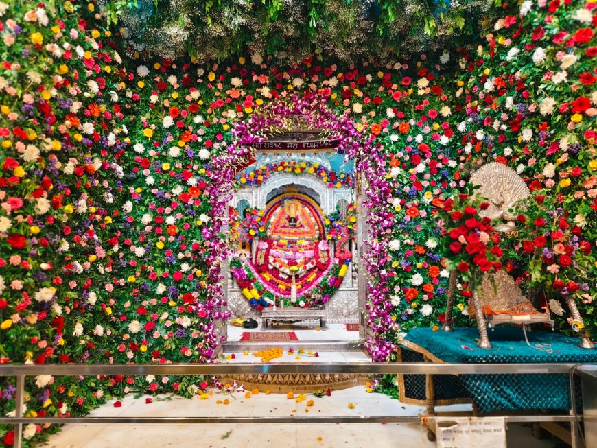 जन्माष्टमी पर आस्था के रंग में रंगा आगरा, मंदिरों से लेकर भजन संध्या तक गूंजे कान्हा के जयकारे