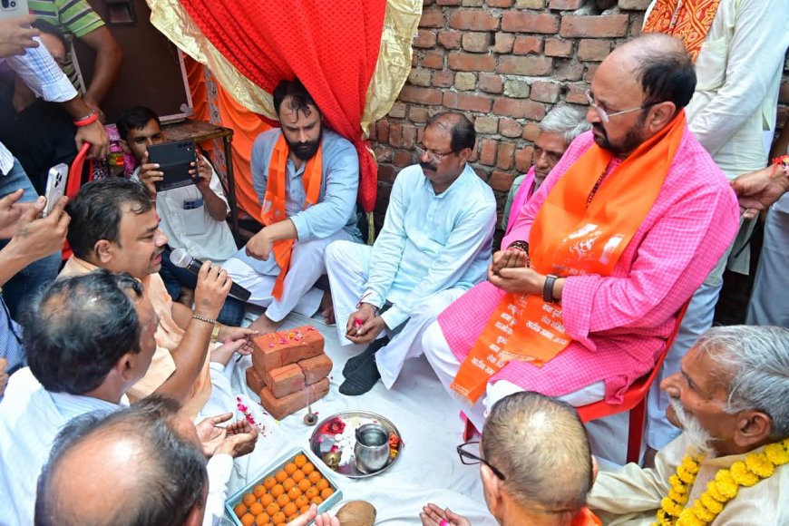 खटीक पाड़ा में गूंजे जयकारे, बाबा दुर्लभ नाथ की स्मृति में भव्य द्वार का हुआ भूमि पूजन
